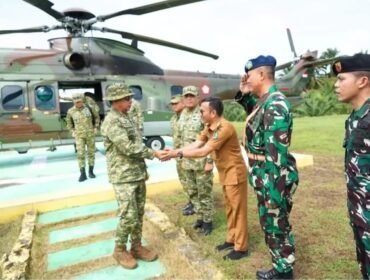 Wakil Bupati Nunukan, Hermanus saat menyalami Panglima TNI Agus Subianto di pedalaman Sebuku. Panglima datang untuk mengecek langsung kesiapan area latihan gabungan militer di perbatasan. Dok.Prokopim.