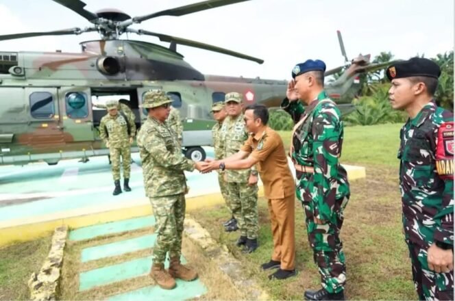 
					Wakil Bupati Nunukan, Hermanus saat menyalami Panglima TNI Agus Subianto di pedalaman Sebuku. Panglima datang untuk mengecek langsung kesiapan area latihan gabungan militer di perbatasan. Dok.Prokopim.