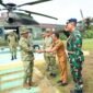 Wakil Bupati Nunukan, Hermanus saat menyalami Panglima TNI Agus Subianto di pedalaman Sebuku. Panglima datang untuk mengecek langsung kesiapan area latihan gabungan militer di perbatasan. Dok.Prokopim.
