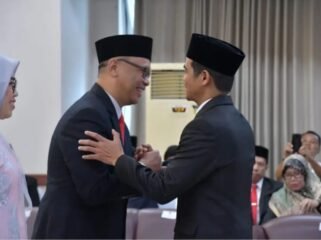 Bupati Nunukan, Irwan Sabri mengucapkan selamat kepada Raden Iwan Kurniawan yang dilantik menjadi Penjabat Sekda Nunukan. Dok.Prokopim Nunukan.