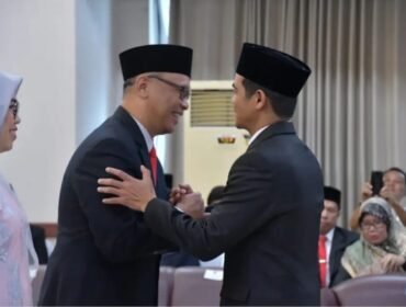 Bupati Nunukan, Irwan Sabri mengucapkan selamat kepada Raden Iwan Kurniawan yang dilantik menjadi Penjabat Sekda Nunukan. Dok.Prokopim Nunukan.