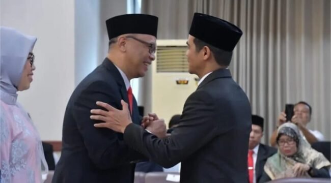 Bupati Nunukan, Irwan Sabri mengucapkan selamat kepada Raden Iwan Kurniawan yang dilantik menjadi Penjabat Sekda Nunukan. Dok.Prokopim Nunukan.