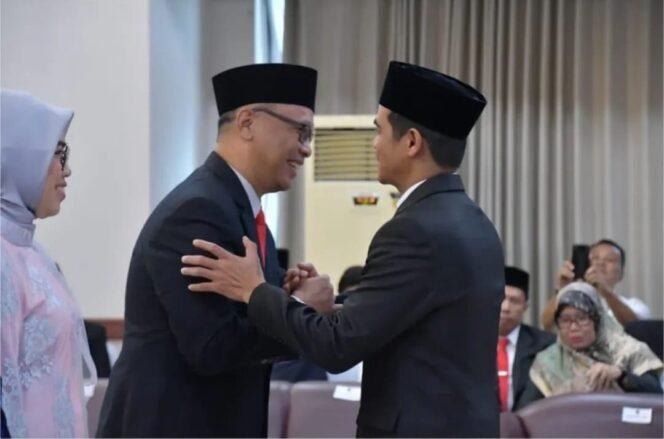 
					Bupati Nunukan, Irwan Sabri mengucapkan selamat kepada Raden Iwan Kurniawan yang dilantik menjadi Penjabat Sekda Nunukan. Dok.Prokopim Nunukan.