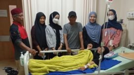 Sitti Halimah saat menerima pembesuk di RSUD Tarakan. Guru agama SDN 001 Sebatik Tengah ini, drop dan pingsan saat mengajar. Ia menerima perlakuan kasar dari Kepala Sekolah. Dok.Junaidi.