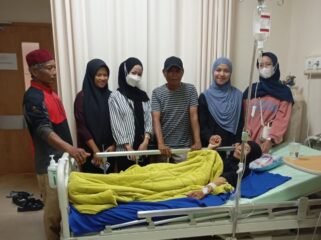 Sitti Halimah saat menerima pembesuk di RSUD Tarakan. Guru agama SDN 001 Sebatik Tengah ini, drop dan pingsan saat mengajar. Ia menerima perlakuan kasar dari Kepala Sekolah. Dok.Junaidi.