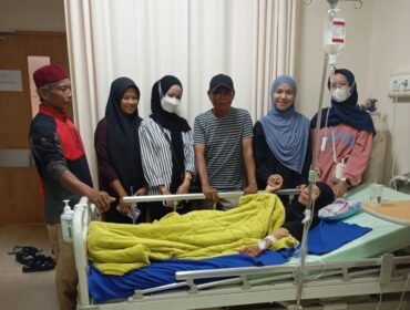 Sitti Halimah saat menerima pembesuk di RSUD Tarakan. Guru agama SDN 001 Sebatik Tengah ini, drop dan pingsan saat mengajar. Ia menerima perlakuan kasar dari Kepala Sekolah. Dok.Junaidi.