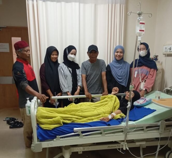 
					Sitti Halimah saat menerima pembesuk di RSUD Tarakan. Guru agama SDN 001 Sebatik Tengah ini, drop dan pingsan saat mengajar. Ia menerima perlakuan kasar dari Kepala Sekolah. Dok.Junaidi.