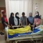 Sitti Halimah saat menerima pembesuk di RSUD Tarakan. Guru agama SDN 001 Sebatik Tengah ini, drop dan pingsan saat mengajar. Ia menerima perlakuan kasar dari Kepala Sekolah. Dok.Junaidi.