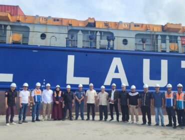 Sejumlah Anggota DPRD Nunukan bersama direksi PT Pelindo memantau kedatangan Tol Laut di Pelabuhan Tunon Taka dalam agenda kunjungan kerja DPRD berkaitan dengan pembenahan fasilitas pelabuhan. 