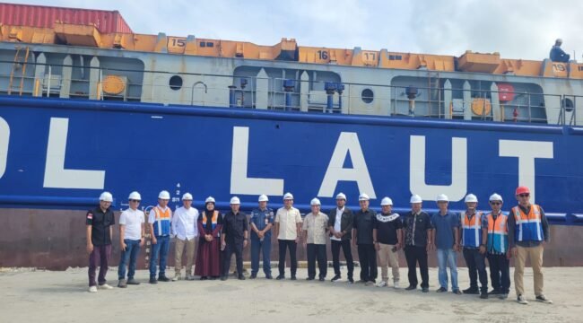 Sejumlah Anggota DPRD Nunukan bersama direksi PT Pelindo memantau kedatangan Tol Laut di Pelabuhan Tunon Taka dalam agenda kunjungan kerja DPRD berkaitan dengan pembenahan fasilitas pelabuhan. 