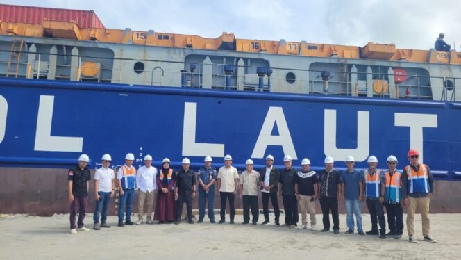 
					Sejumlah Anggota DPRD Nunukan bersama direksi PT Pelindo memantau kedatangan Tol Laut di Pelabuhan Tunon Taka dalam agenda kunjungan kerja DPRD berkaitan dengan pembenahan fasilitas pelabuhan. 