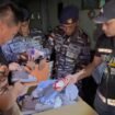 Prajurit LANAL Nunukan bersama Petugas Pabean mengamankan sejumlah barang branded selundupan dari KM Cahaya Jamaker. Sabtu (14/2/2026) malam. Dok.Penerangan LANAL Nunukan.