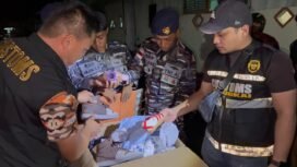 Prajurit LANAL Nunukan bersama Petugas Pabean mengamankan sejumlah barang branded selundupan dari KM Cahaya Jamaker. Sabtu (14/2/2026) malam. Dok.Penerangan LANAL Nunukan.