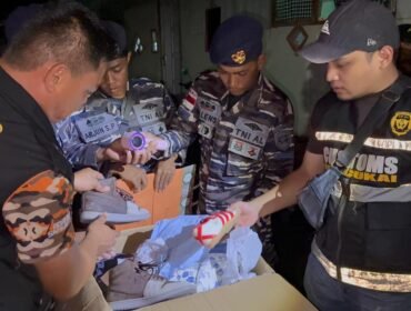 Prajurit LANAL Nunukan bersama Petugas Pabean mengamankan sejumlah barang branded selundupan dari KM Cahaya Jamaker. Sabtu (14/2/2026) malam. Dok.Penerangan LANAL Nunukan.