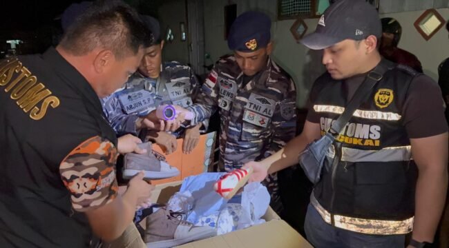 Prajurit LANAL Nunukan bersama Petugas Pabean mengamankan sejumlah barang branded selundupan dari KM Cahaya Jamaker. Sabtu (14/2/2026) malam. Dok.Penerangan LANAL Nunukan.