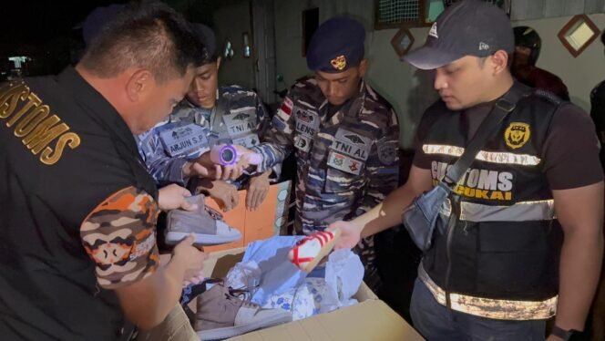 
					Prajurit LANAL Nunukan bersama Petugas Pabean mengamankan sejumlah barang branded selundupan dari KM Cahaya Jamaker. Sabtu (14/2/2026) malam. Dok.Penerangan LANAL Nunukan.