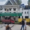 Puluhan truk terparkir di depan Gedung DPRD Nunukan. Para supir mengadukan imbas pelarangan menyeberang oleh KSOP Sebatik yang dinilai sangat merugikan para supir. 