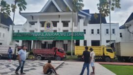 Puluhan truk terparkir di depan Gedung DPRD Nunukan. Para supir mengadukan imbas pelarangan menyeberang oleh KSOP Sebatik yang dinilai sangat merugikan para supir. 