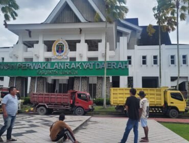 Puluhan truk terparkir di depan Gedung DPRD Nunukan. Para supir mengadukan imbas pelarangan menyeberang oleh KSOP Sebatik yang dinilai sangat merugikan para supir. 