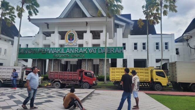 
					Puluhan truk terparkir di depan Gedung DPRD Nunukan. Para supir mengadukan imbas pelarangan menyeberang oleh KSOP Sebatik yang dinilai sangat merugikan para supir. 