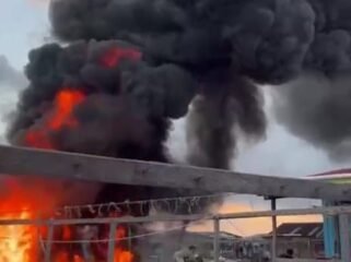 Kebakaran tempat parkir di kawasan pesisir Desa Liang Bunyu, Selasa (3/2/2026).Dok.Basir.