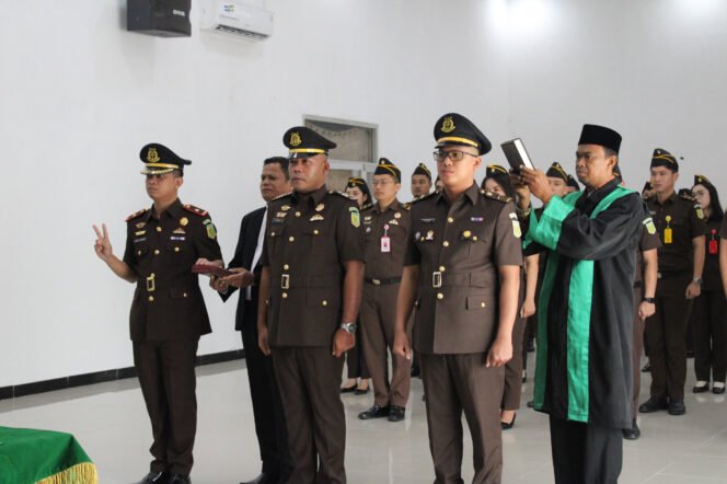 
					Pelantikan dan pengambilan sumpah jabatan sejumlah pejabat structural Eselon IV dan Eselon V di Wilayah Hukum Kejari Nunukan. Dok.Kejari Nunukan.