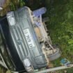 mobil pikap pengangkut Sembako yang masuk sungai di tanjakan setelah kuburan cina Nunukan. Polisi mengatakan mobil over kapasitas sehingga tak kuat melewati tanjakan. Dok.Polres Nunukan.