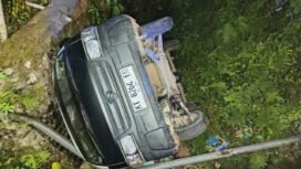 mobil pikap pengangkut Sembako yang masuk sungai di tanjakan setelah kuburan cina Nunukan. Polisi mengatakan mobil over kapasitas sehingga tak kuat melewati tanjakan. Dok.Polres Nunukan.