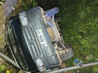mobil pikap pengangkut Sembako yang masuk sungai di tanjakan setelah kuburan cina Nunukan. Polisi mengatakan mobil over kapasitas sehingga tak kuat melewati tanjakan. Dok.Polres Nunukan.
