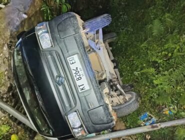 mobil pikap pengangkut Sembako yang masuk sungai di tanjakan setelah kuburan cina Nunukan. Polisi mengatakan mobil over kapasitas sehingga tak kuat melewati tanjakan. Dok.Polres Nunukan.