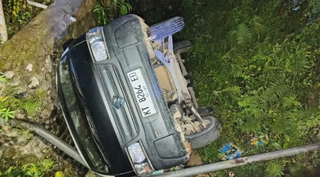 mobil pikap pengangkut Sembako yang masuk sungai di tanjakan setelah kuburan cina Nunukan. Polisi mengatakan mobil over kapasitas sehingga tak kuat melewati tanjakan. Dok.Polres Nunukan.