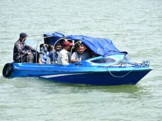 Prajurit LANAL Nunukan saat mengawal 14 CTKI Ilegal pasca mengamankan mereka di Perairan Tinabasan, Kamis (26/3/2026) Dok.Penerangan LANAL Nunukan.