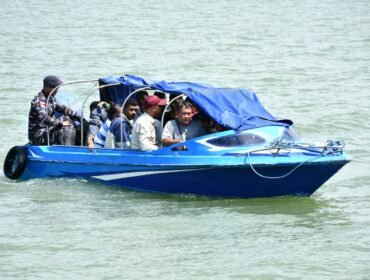 Prajurit LANAL Nunukan saat mengawal 14 CTKI Ilegal pasca mengamankan mereka di Perairan Tinabasan, Kamis (26/3/2026) Dok.Penerangan LANAL Nunukan.