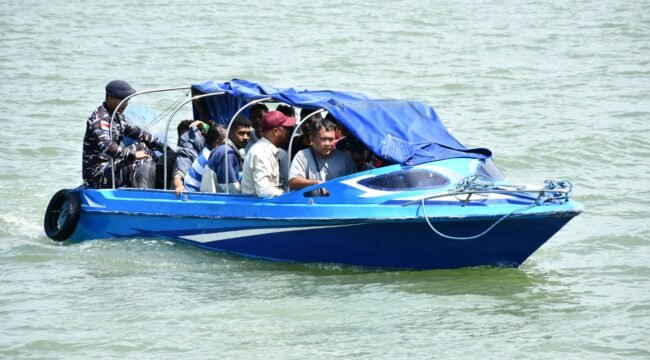 Prajurit LANAL Nunukan saat mengawal 14 CTKI Ilegal pasca mengamankan mereka di Perairan Tinabasan, Kamis (26/3/2026) Dok.Penerangan LANAL Nunukan.