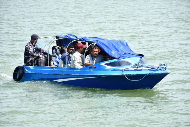 
					Prajurit LANAL Nunukan saat mengawal 14 CTKI Ilegal pasca mengamankan mereka di Perairan Tinabasan, Kamis (26/3/2026) Dok.Penerangan LANAL Nunukan.