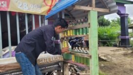 Ilustrasi : Warga membeli bensin eceran.
