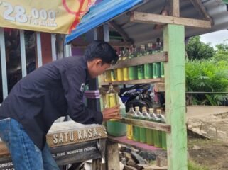 Ilustrasi : Warga membeli bensin eceran.