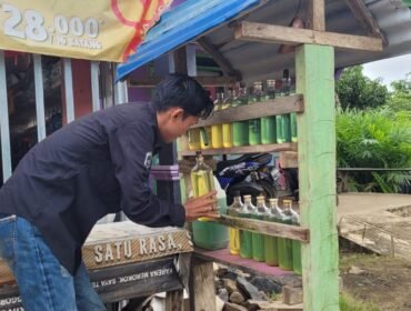 Ilustrasi : Warga membeli bensin eceran.