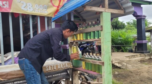 Ilustrasi : Warga membeli bensin eceran.