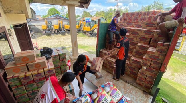 BPBD Nunukan menyalurkan bantuan bagi korban banjir di pedalaman Sembakung. Dok.BPBD Nunukan.
