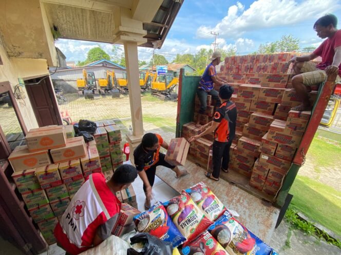 
					BPBD Nunukan menyalurkan bantuan bagi korban banjir di pedalaman Sembakung. Dok.BPBD Nunukan.