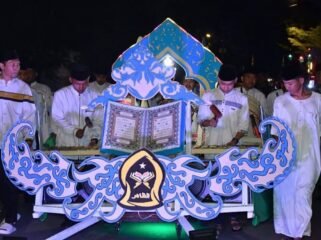 Salah satu peserta pawai Bedug Sahur Nunukan 2026, mengarak miniatur Al Qur'an. Dok.Prokopim Nunukan.