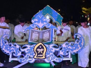 Salah satu peserta pawai Bedug Sahur Nunukan 2026, mengarak miniatur Al Qur'an. Dok.Prokopim Nunukan.