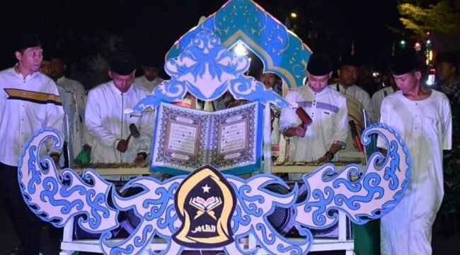 Salah satu peserta pawai Bedug Sahur Nunukan 2026, mengarak miniatur Al Qur'an. Dok.Prokopim Nunukan.