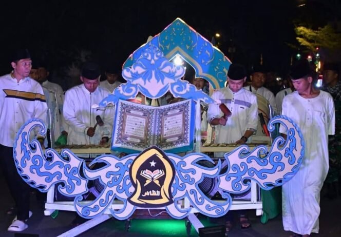 
					Salah satu peserta pawai Bedug Sahur Nunukan 2026, mengarak miniatur Al Qur'an. Dok.Prokopim Nunukan.