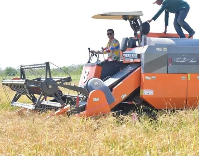 
					Bupati Nunukan, Irwan Sabri, membuka panen di persawahan Mansapa, Nunukan Selatan dengan combine harvester. Ia menegaskan dukungannya untuk ketahanan pangan, dan berjanji memenuhi kebutuhan dan menyelesaikan kendala dalam urusan pertanian. Dok.Prokopim Nunukan.