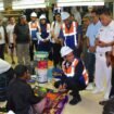 Bupati Nunukan, Irwan Sabri berdialog dengan pemudik saat melakukan pemantauan puncak arus mudik di Pelabuhan Tunon Taka Nunukan, Senin (16/3/2026).Dok.Prokopim.