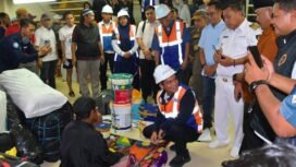 Bupati Nunukan, Irwan Sabri berdialog dengan pemudik saat melakukan pemantauan puncak arus mudik di Pelabuhan Tunon Taka Nunukan, Senin (16/3/2026).Dok.Prokopim.