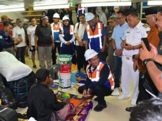 Bupati Nunukan, Irwan Sabri berdialog dengan pemudik saat melakukan pemantauan puncak arus mudik di Pelabuhan Tunon Taka Nunukan, Senin (16/3/2026).Dok.Prokopim.