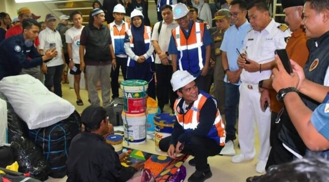 Bupati Nunukan, Irwan Sabri berdialog dengan pemudik saat melakukan pemantauan puncak arus mudik di Pelabuhan Tunon Taka Nunukan, Senin (16/3/2026).Dok.Prokopim.